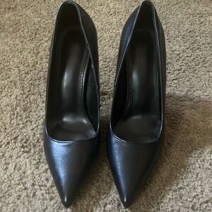 selling these heels because i got the wrong size.